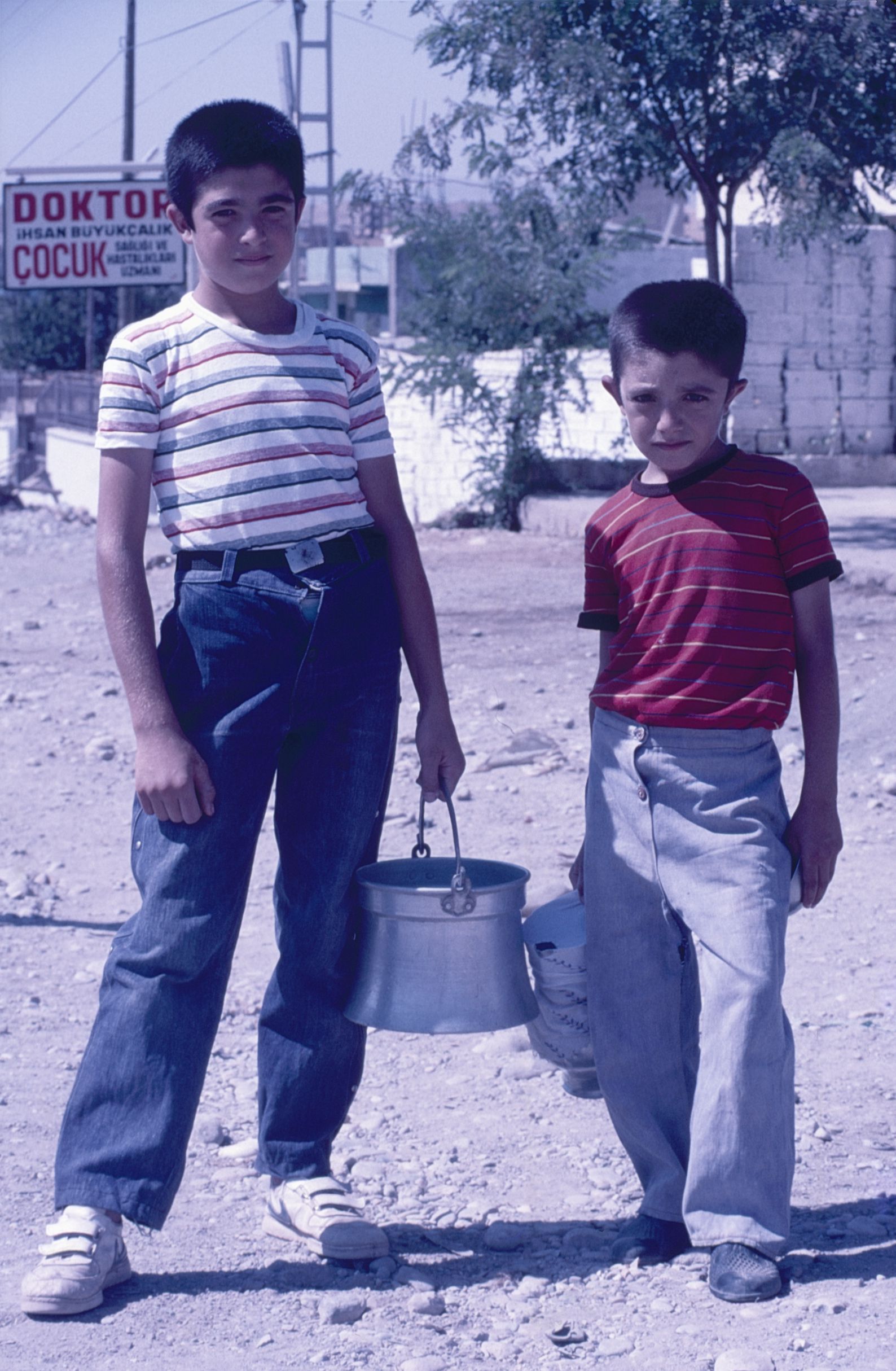 Two Turkish children with a bucket in 1986